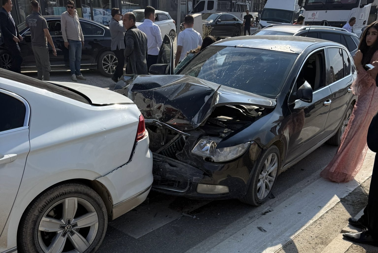 Yüksekova’da düğün konvoyunda kaza: 4 yaralı