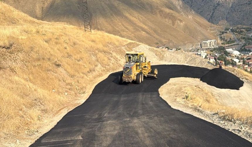 Hakkari Mir Kalesi yolu sıcak asfaltla yenilendi