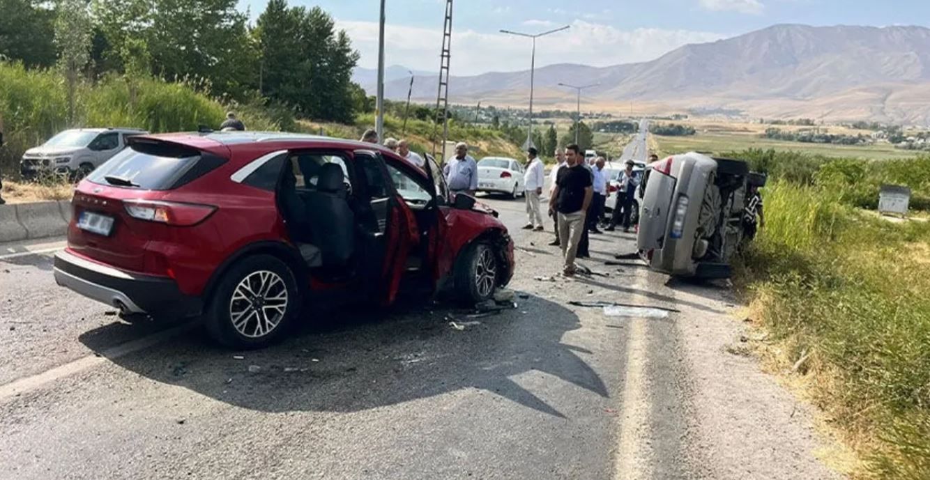 Hakkari-Van yolunda araç takla attı: 1 yaralı