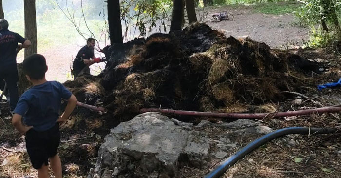 Hakkari’de çiftçinin bir yıllık emeği kül oldu: 300 balya ot yandı