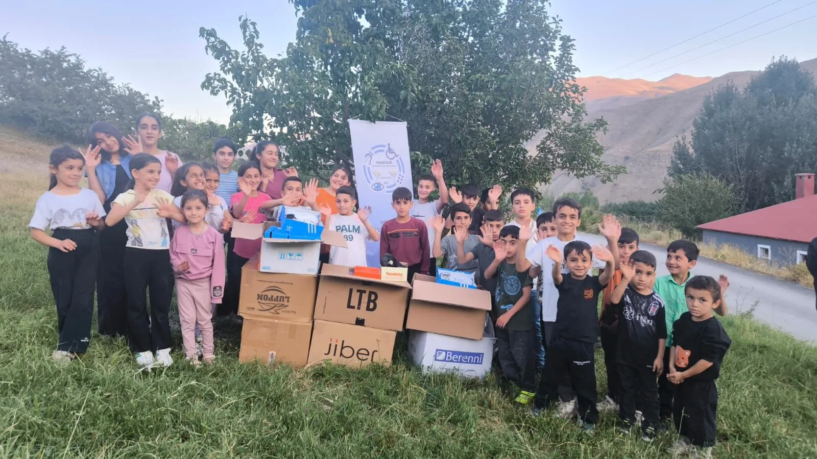 Başkan Aydoğdu'dan 100 öğrenciye ayakkabı desteği
