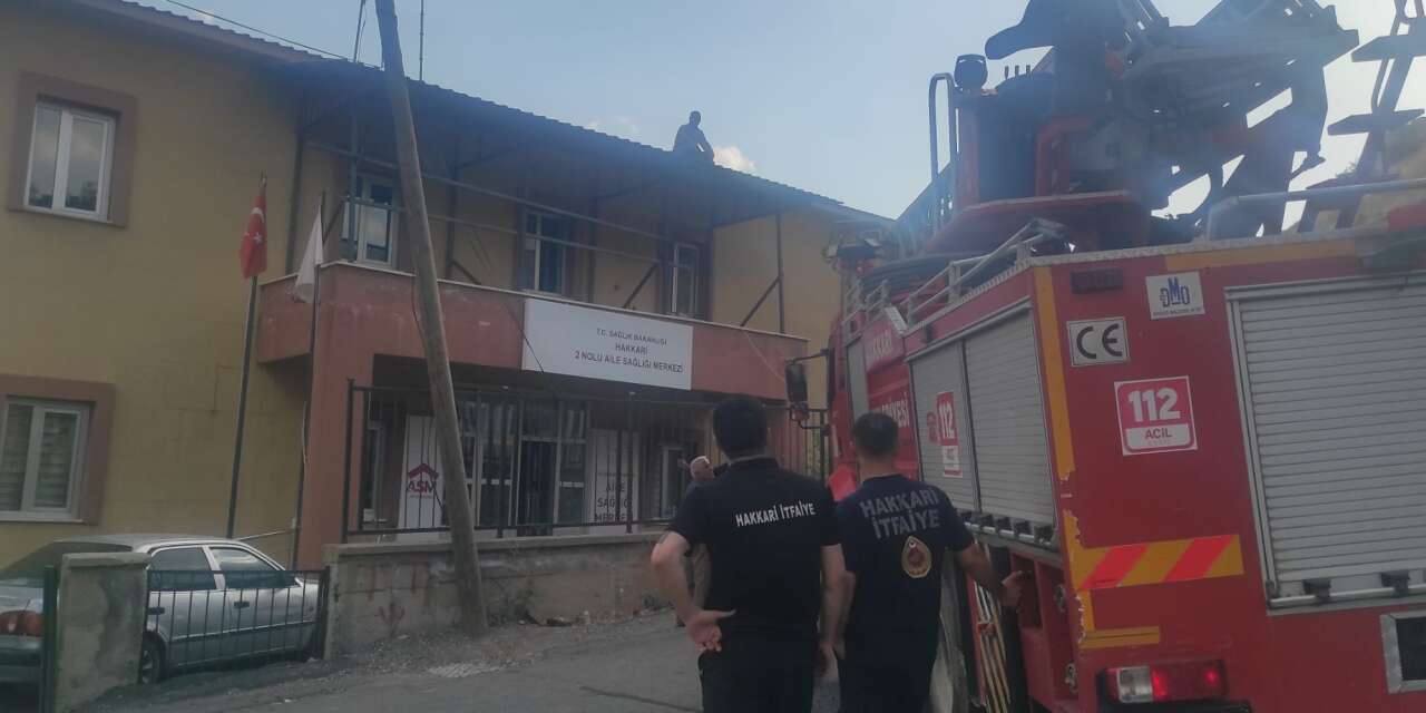 Hakkâri’de Çatıda Mahsur Kalan İşçiyi İtfaiye Kurtardı