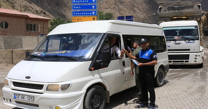 Hakkari'de sürücüleri bilgilendirme broşürleri dağıtıldı