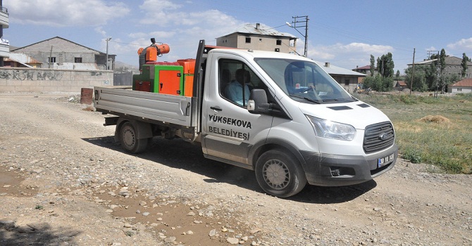 Yüksekova'da Haşerelere Karşı İlaçlama Çalışmaları Devam Ediyor