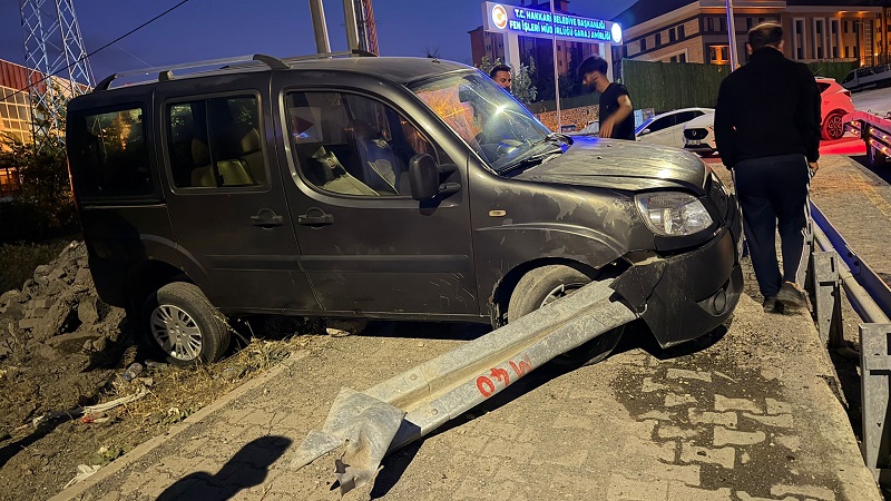 Hakkari’de kontrolden çıkan araç bariyerlere çarptı