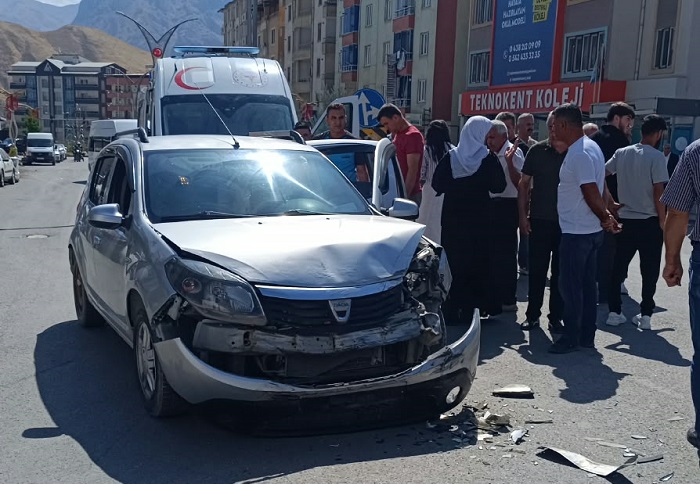 Hakkari'de iki araç çarpıştı: 1 yaralı