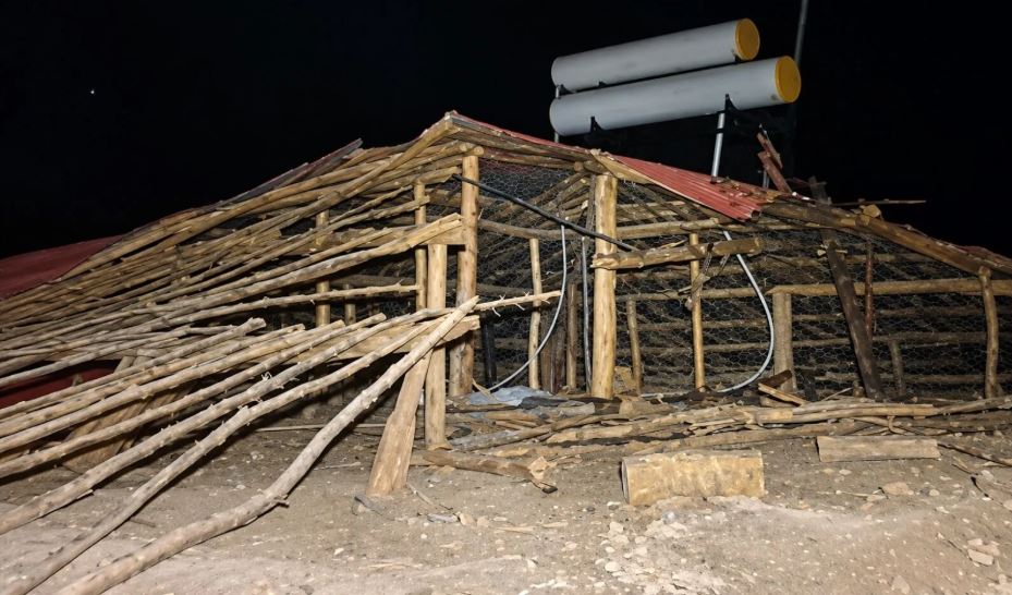 Hakkari’de fırtına korkuttu: Ev çatısı uçtu, ağaçlar devrildi