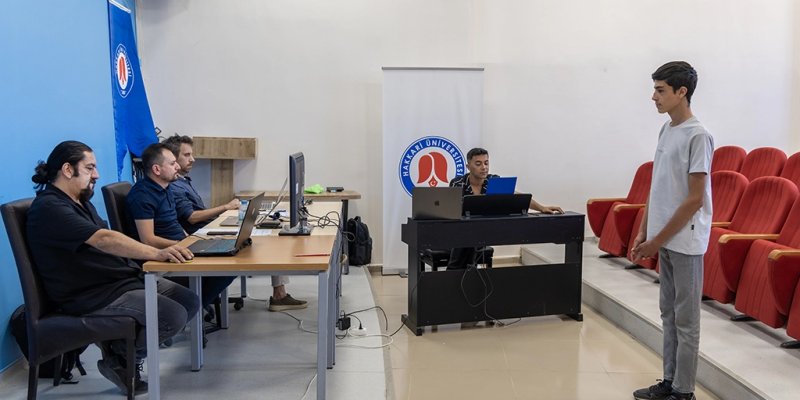 Hakkari Üniversitesi’nde 85 aday ter döktü, 22’si başarılı oldu