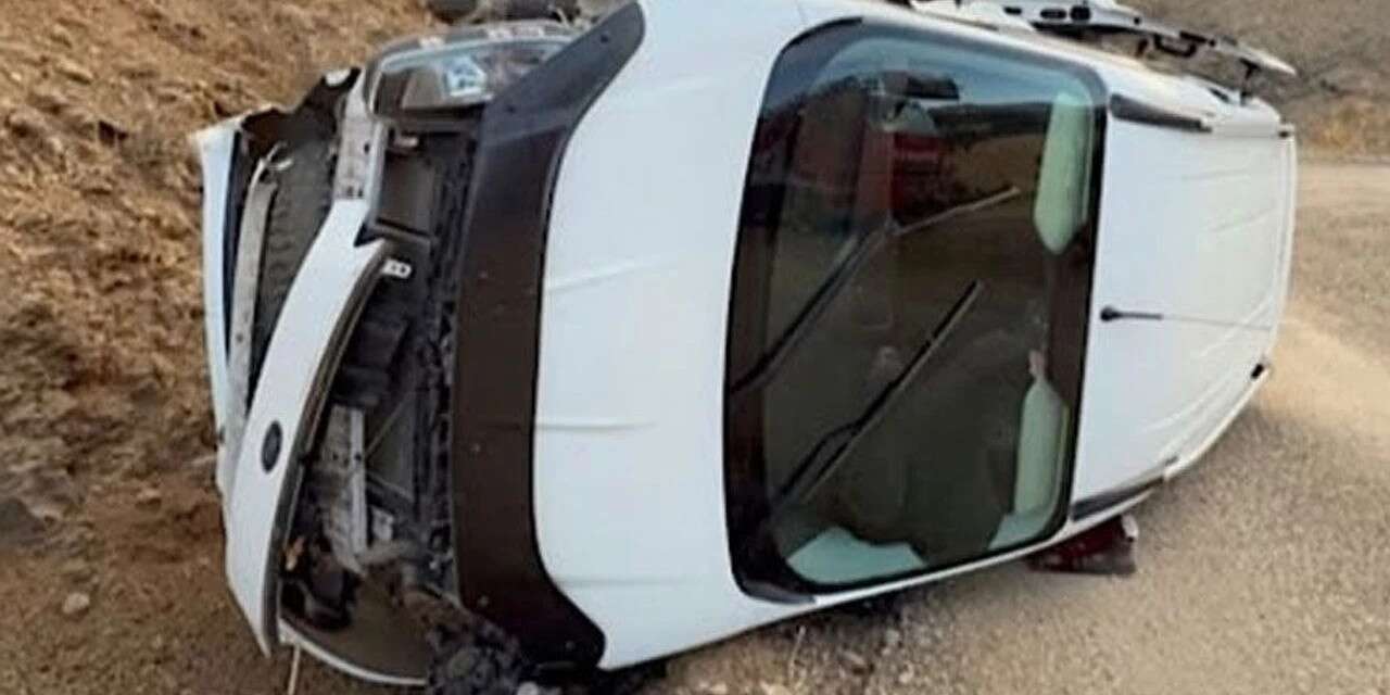Derecik'te otomobil takla attı: Karı-koca yaralandı