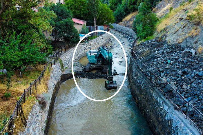 Hakkari’de Katramas Deresi’nde taşkın riskine karşı çalışma