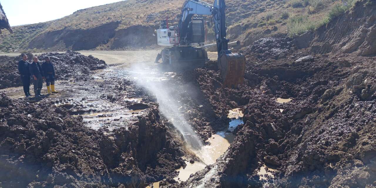 Hakkari’de 3 bin 500 rakımda su hattı için zorlu çalışma