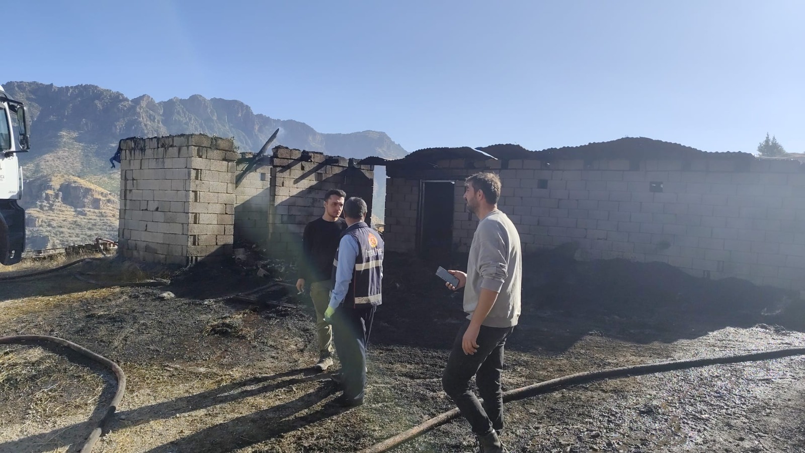 Hakkari’de yangında 3 ahır kül oldu, bir dana telef oldu