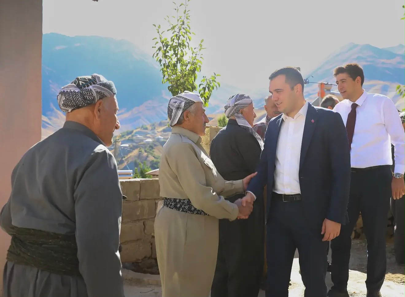 Cüneyt Zor’dan Şemdinli’de Yol Çalışmalarına İnceleme