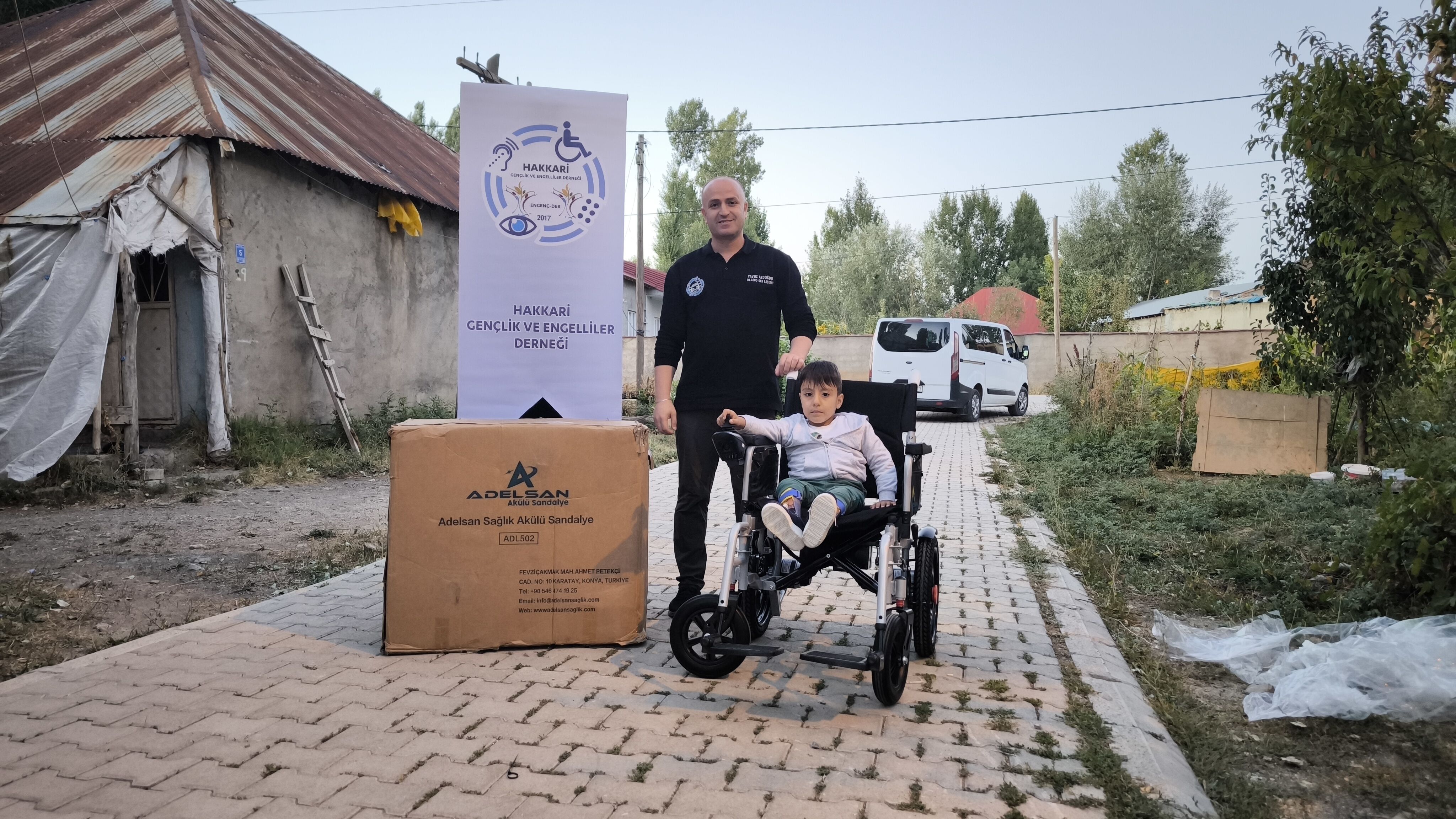 Hakkari'de 2 özel gereksinimli öğrenciye akülü araç desteği