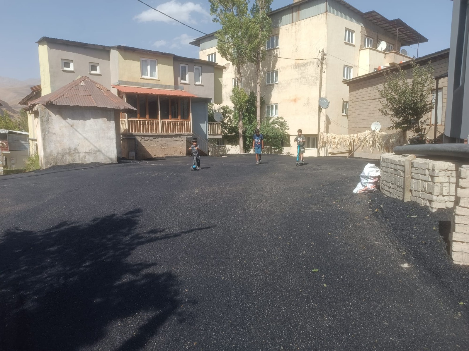 Hakkari’de bir sokağa ilk kez sıcak asfalt döküldü