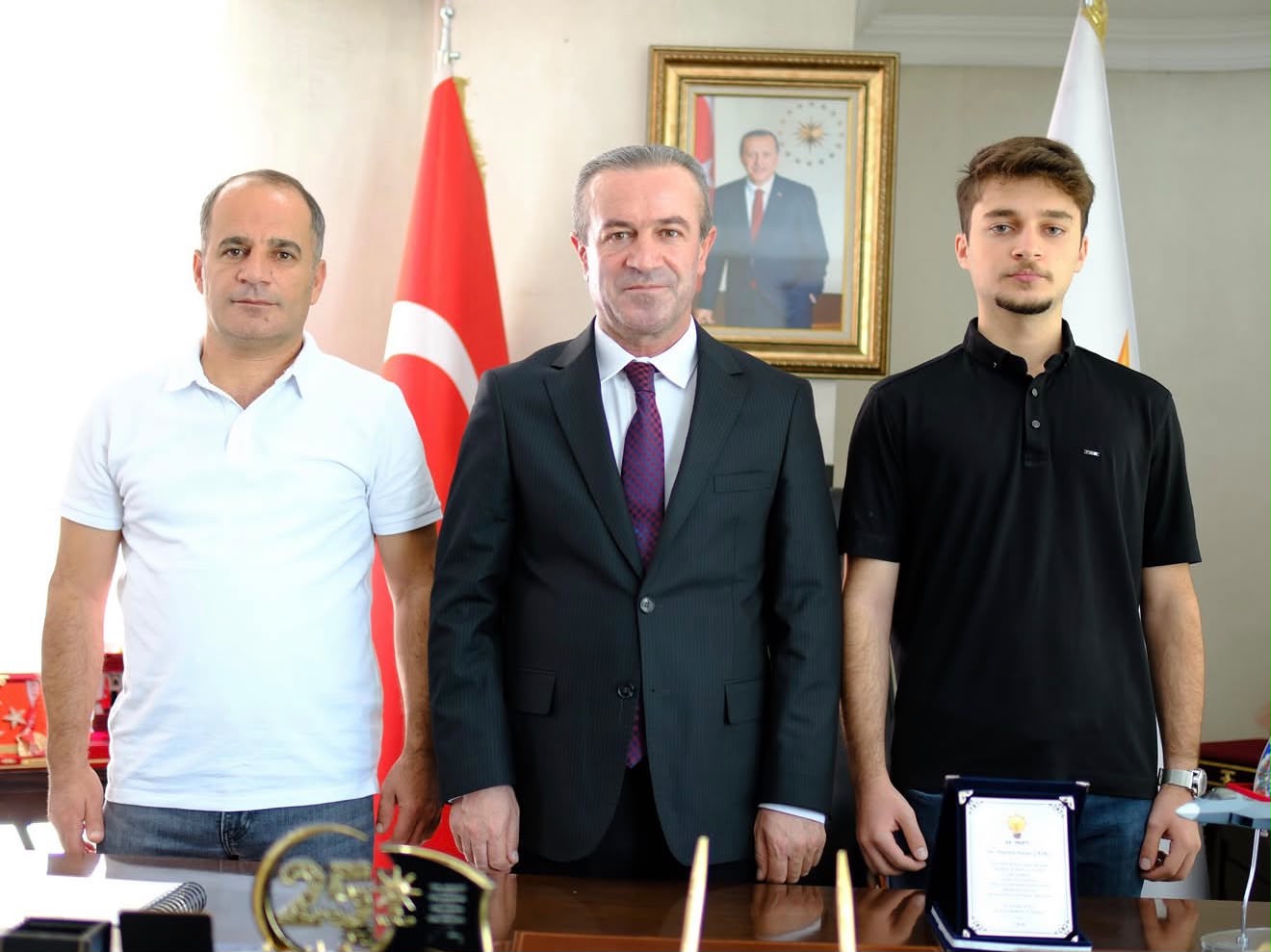 Hakkâri YKS Birincisi Hamza Hazar Çatal’a Başarı Plaketi