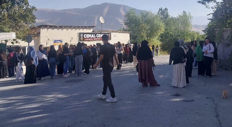 Hakkari’de Yurtkur-Kampüs Hattında Yoğunluk Tepki Çekiyor