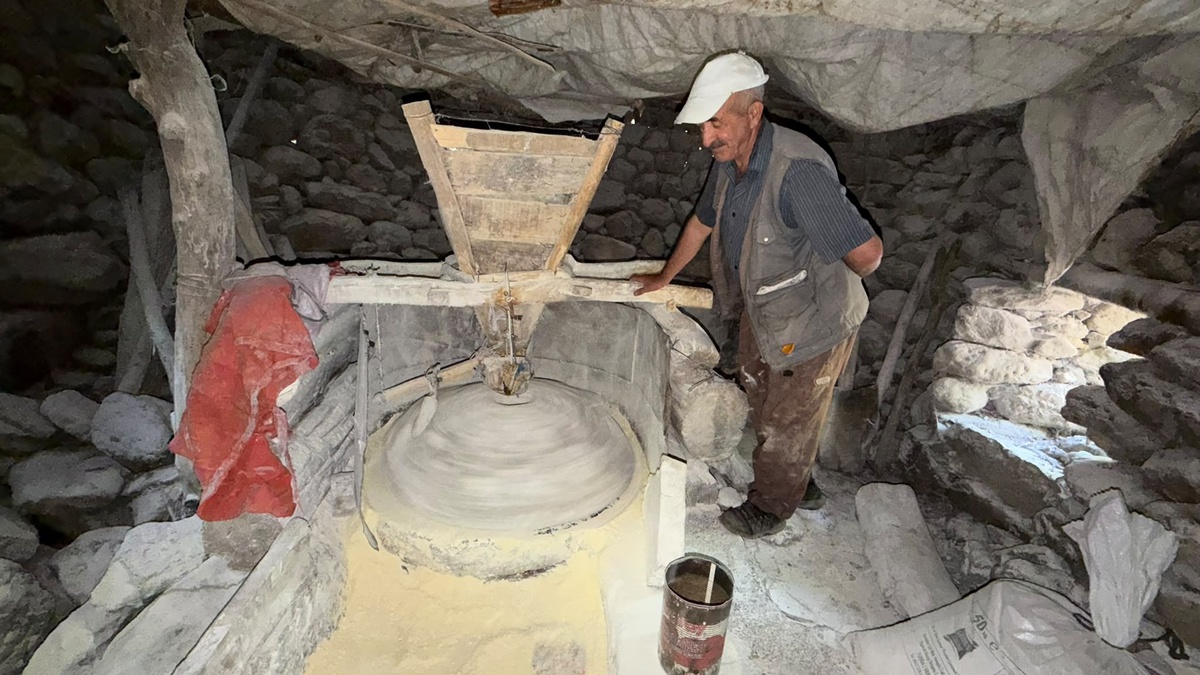 Hakkari'de150 yıllık değirmen teknolojiye direniyor