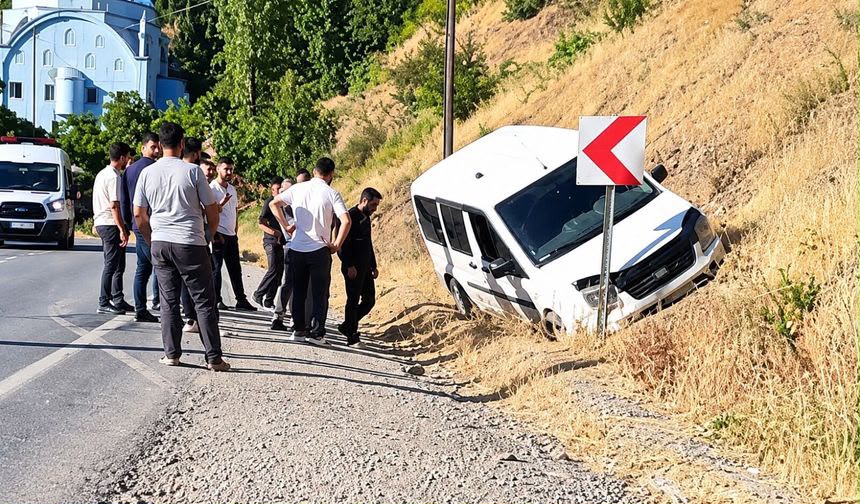 Şemdinli’de kaza: Araçta hasar meydana geldi