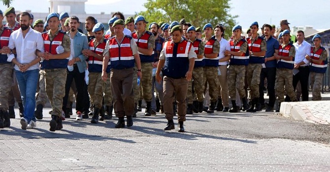 Darbe sanıkları duruşmada kulaklarını tıkadı