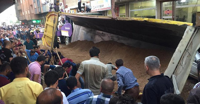 Yüksekova'da kum yüklü kamyon devrildi
