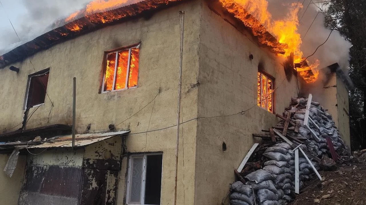Hakkari'de okul binasında çıkan yangın söndürüldü