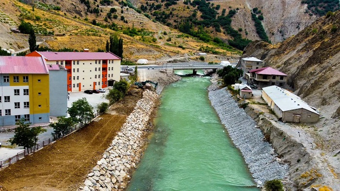 Hakkari’de okul ve yerleşim alanları taşkınlara karşı korunacak