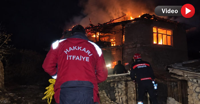 Hakkari'de bir ev alevlere teslim oldu