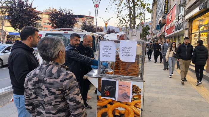 Hakkari’de salavat getirene ücretsiz halka tatlı