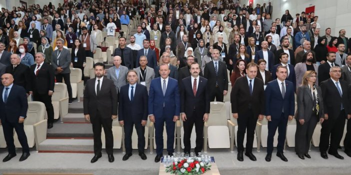 Hakkari Üniversitesi yönetimi, Uluslararası Eğitim Bilimleri Kongresi’ne katıldı
