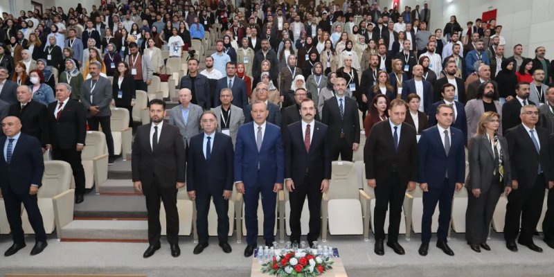 Hakkari Üniversitesi yönetimi, Uluslararası Eğitim Bilimleri Kongresi’ne katıldı