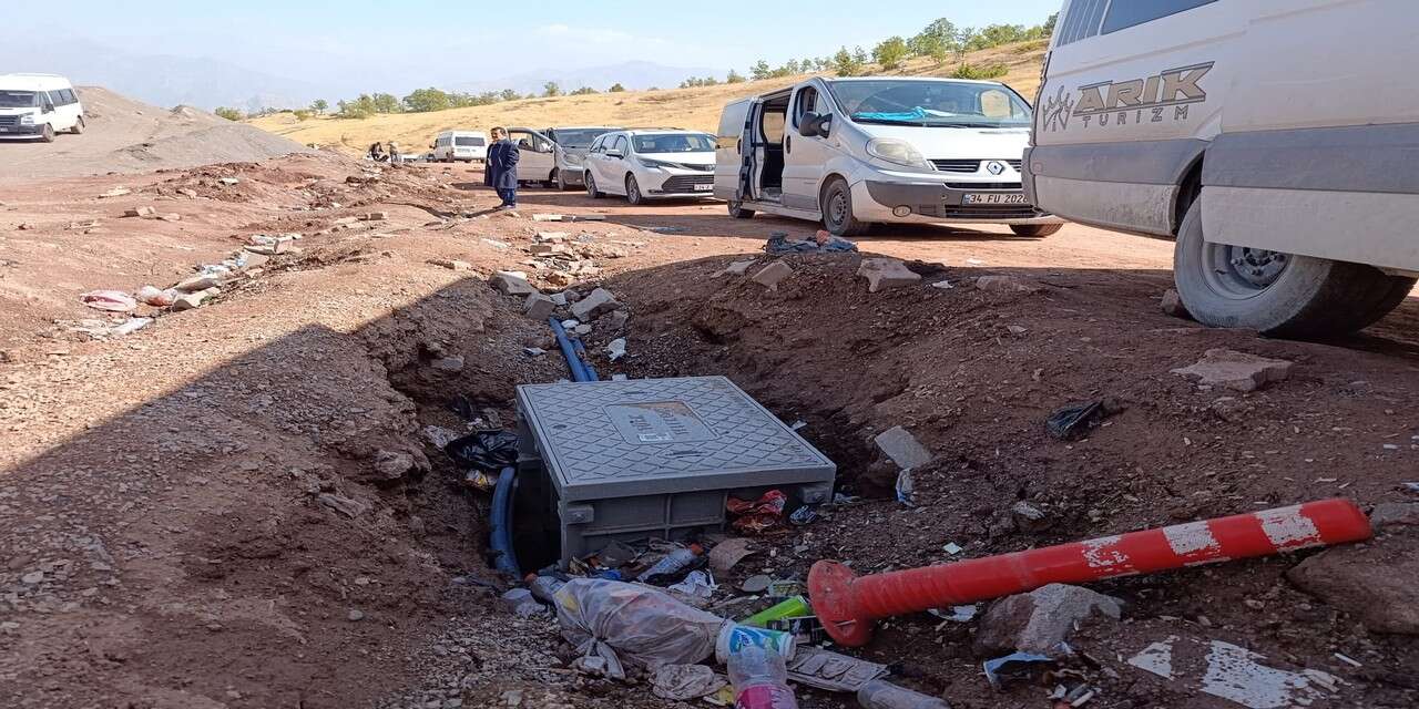 Çukurca Üzümlü Sınır Kapısı’nda çöp, açık kanallar ve eşek arısı sorunu