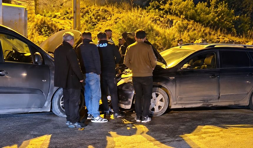 Hakkari’de trafik kazası: 5 kişi yaralandı (VİDEO)