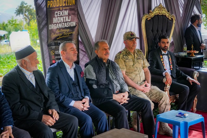 Hakkâri Valisi Taşyapan’dan iki düğüne katılım