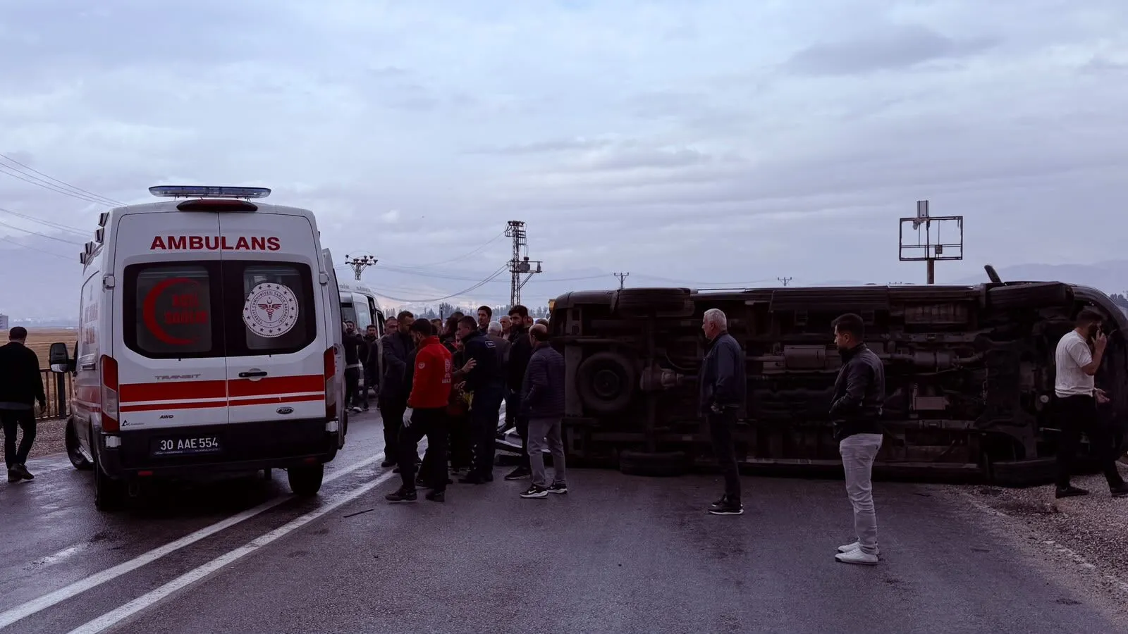 Hakkari'de okul servisi devrildi: 3 öğrenci yaralandı