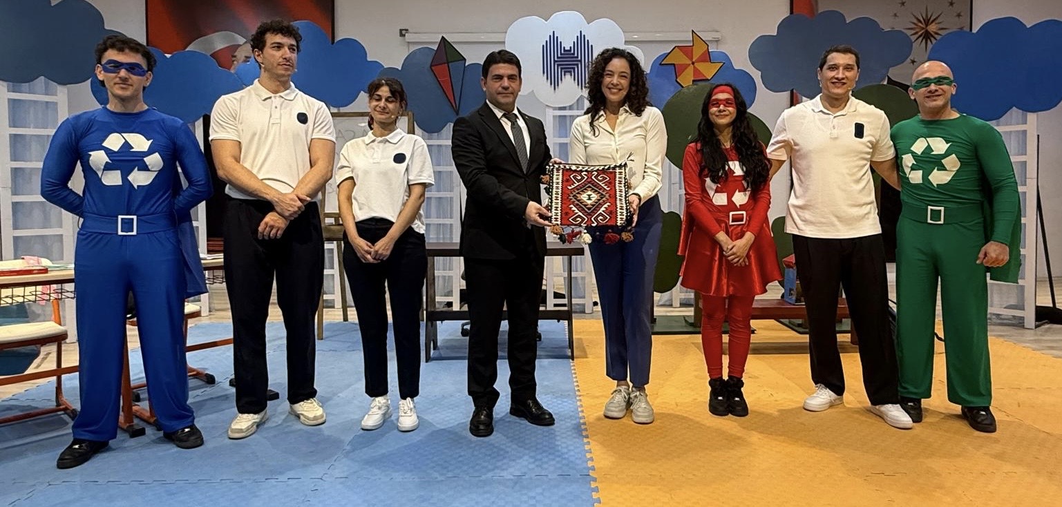 Ünlü oyuncu Azra Akın, Hakkari’de çocuklarla buluştu