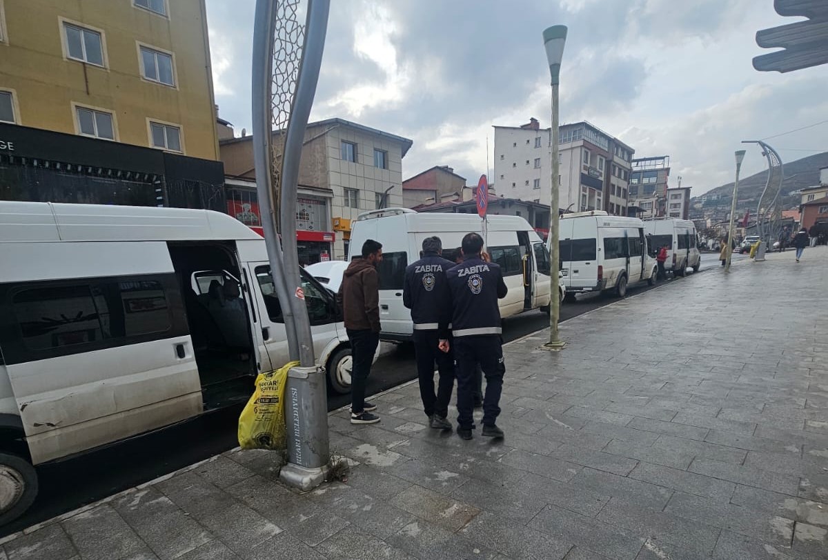 Hakkari Belediyesi’nden M plakalı minibüslere denetim
