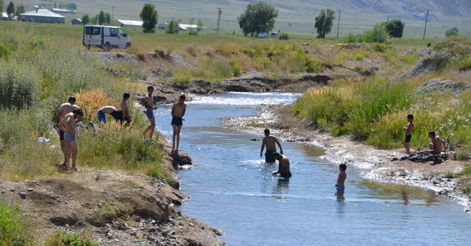 Yüksekovalı gençler Orşe Deresinde serinliyor