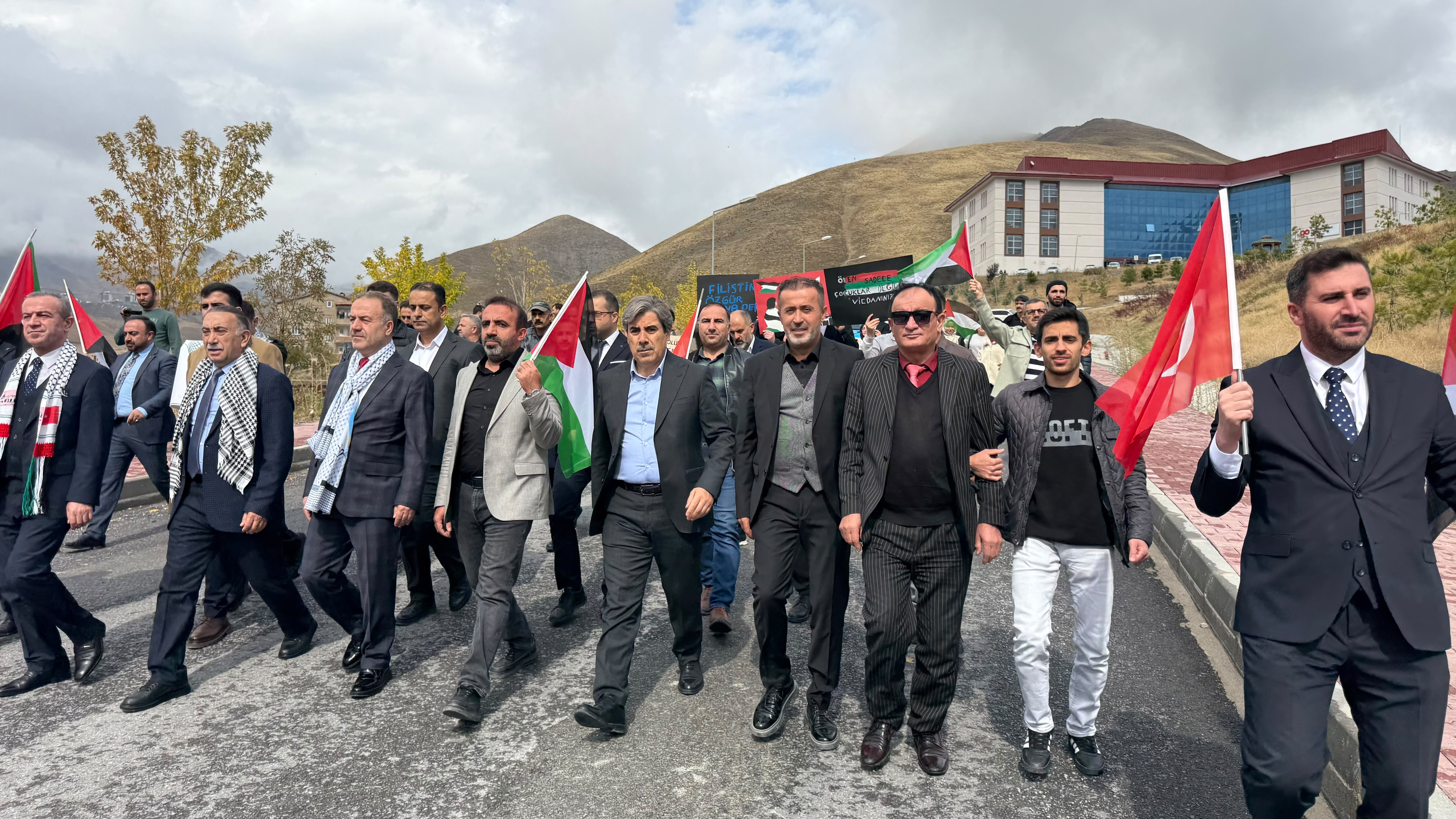 Hakkâri’de Filistin halkı için dayanışma yürüyüşü