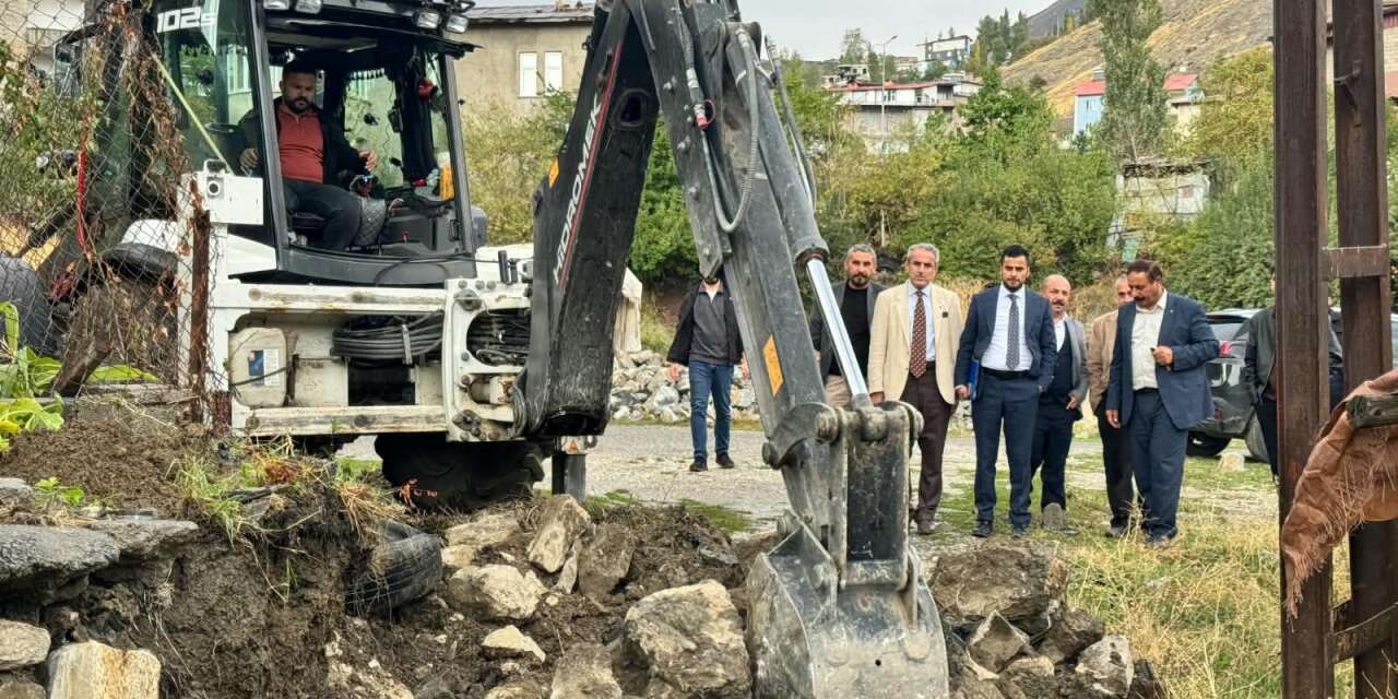 Hakkari’de 15 Hane hem yola hem Doğalgaza kavuşuyor