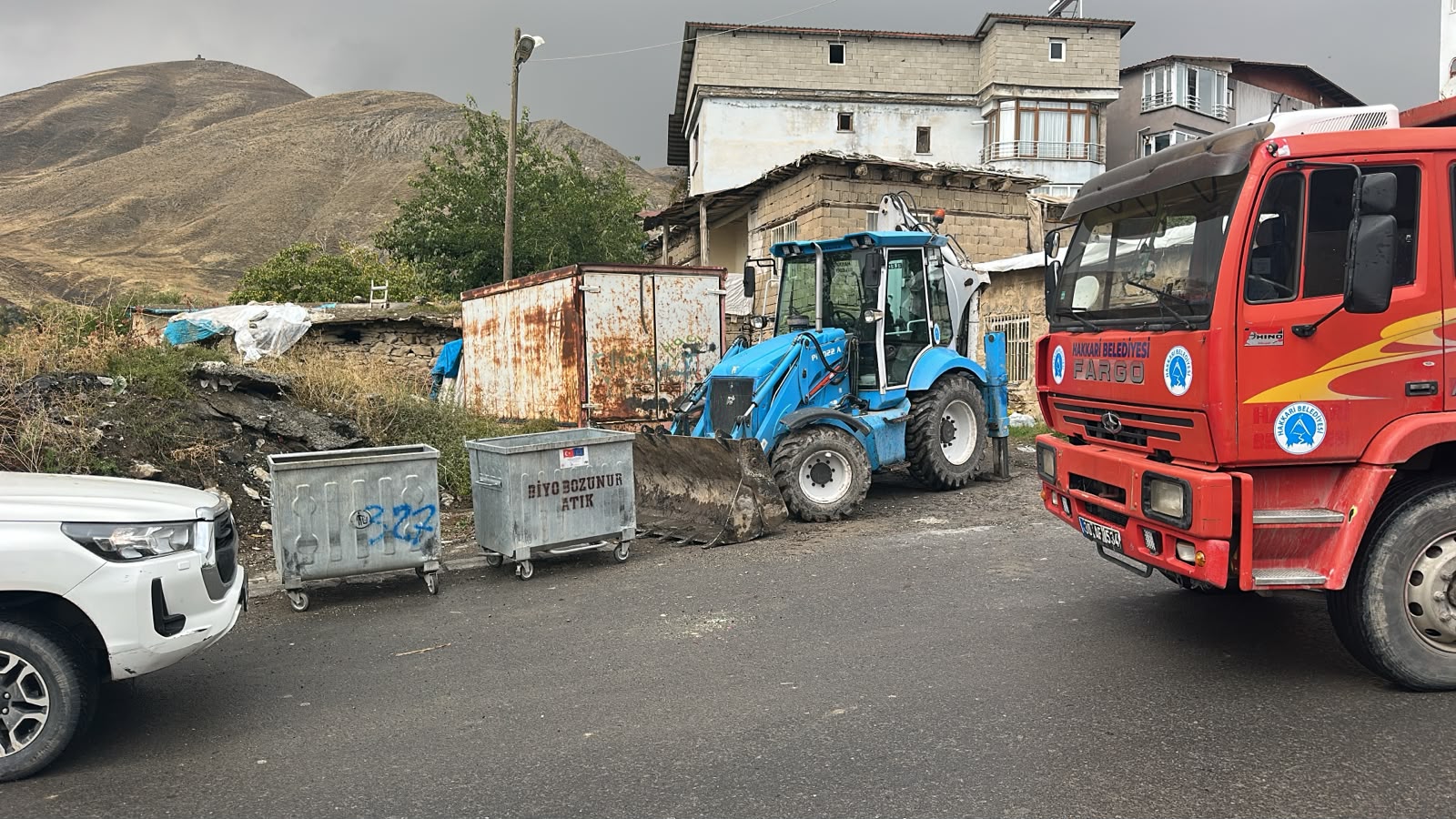 Hakkari Belediyesi’nden yağışlı havada temizlik mesaisi