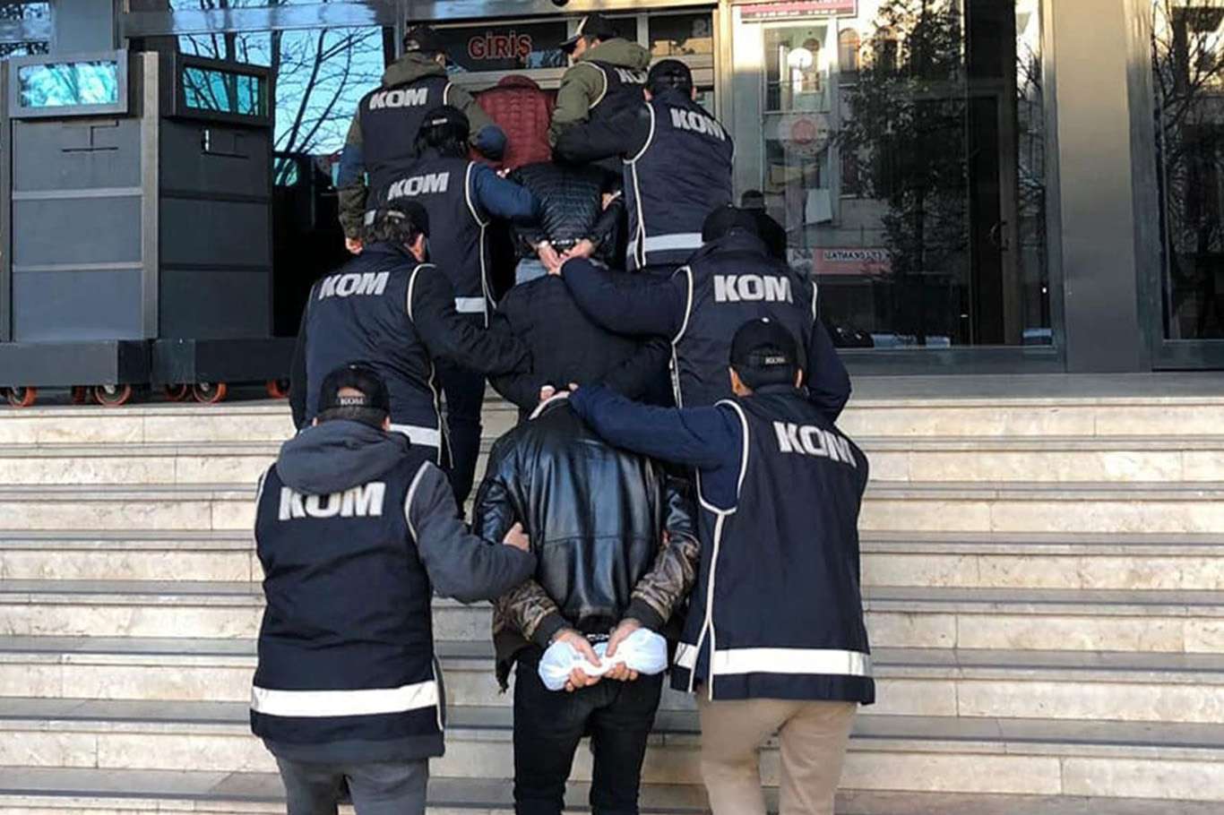 Van’da tefecilik operasyonu: AK-47 ve G3 ele geçirildi