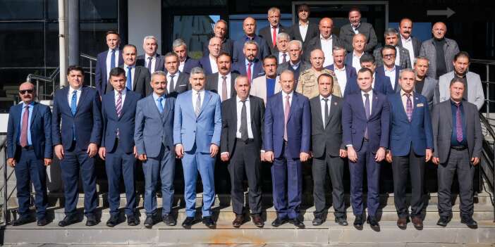 Hakkari Valisi Taşyapan, muhtarlarla yemekte buluştu