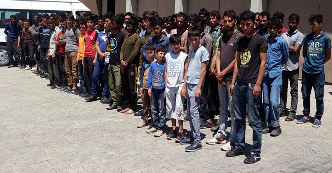 Jandarma yakaladı!.. 45 kişilik otobüsten çıktılar!