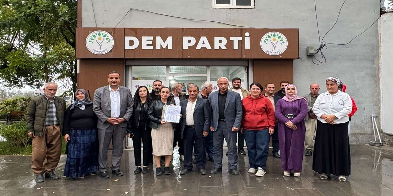 DEM Parti Çukurca eşbaşkanları mazbatalarını aldı