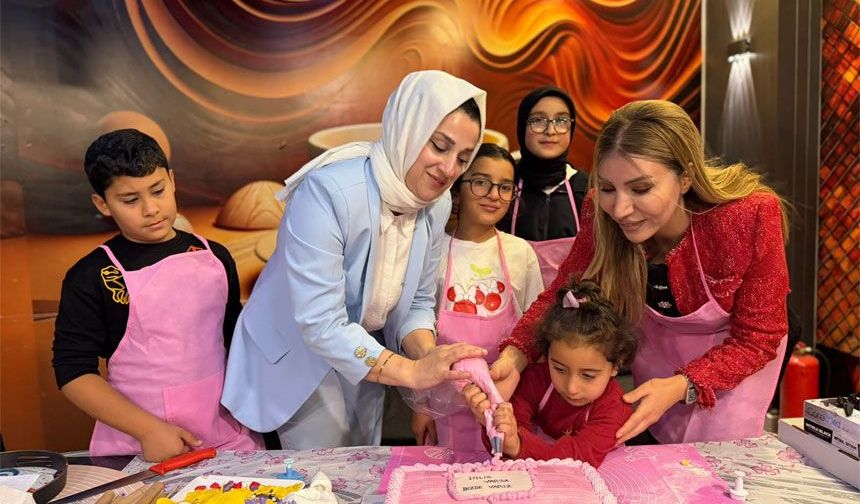 Hakkari'de çocuklar pasta yapım etkinliğinde buluştu