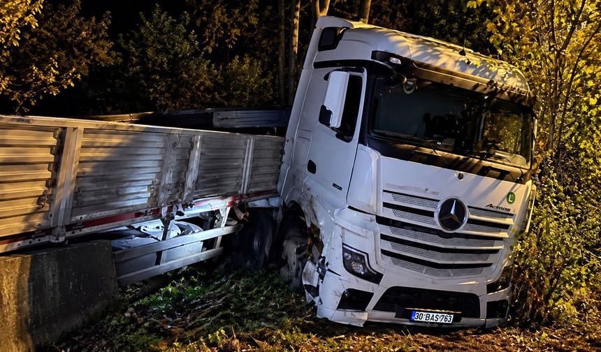 Hakkari’de demir yüklü tır şarampole savruldu