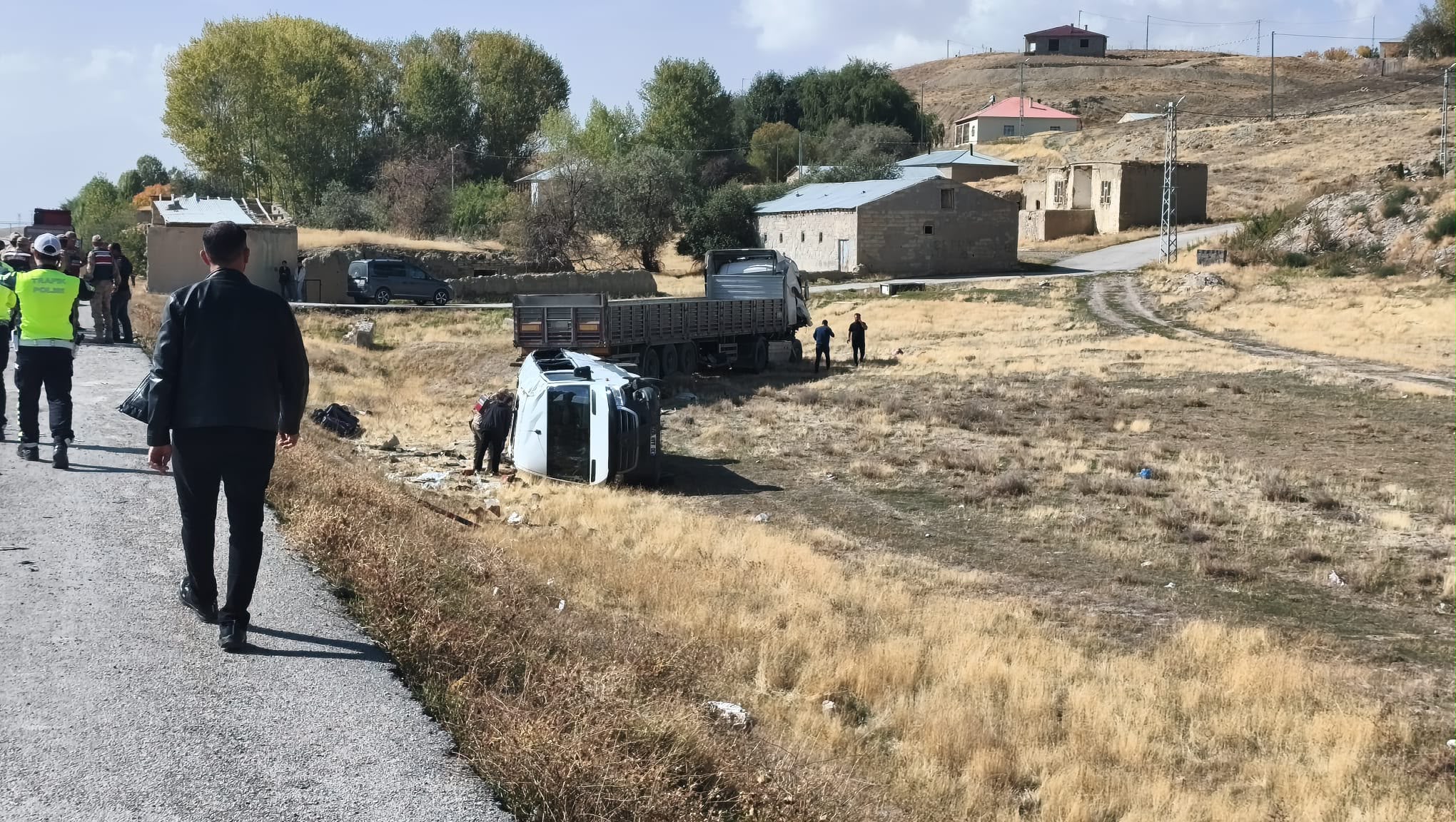 Hakkari minibüsü kaza yaptı: ölü Yaralılar var