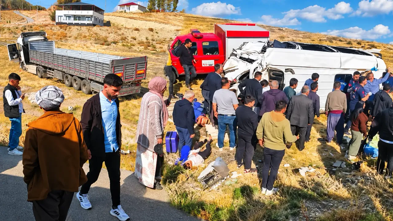 Hakkari yolundaki feci kazada ölen ve yaralanların isimleri belli oldu