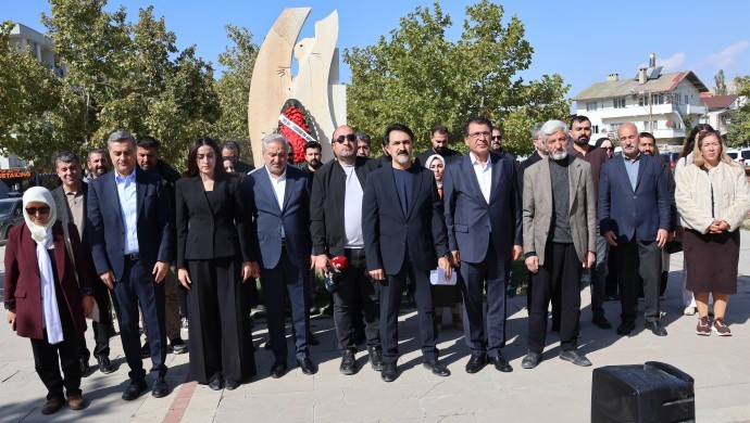 Van depreminde yaşamını yitirenler anıldı